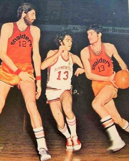 Paolo Bianchi in maglia Simmenthal difende su Malagoli evitando il blocco di Bovone